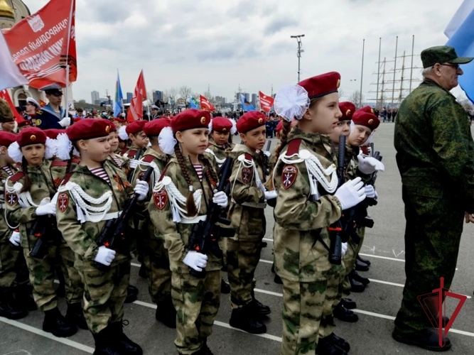 Первоклассники представили войска национальной гвардии на параде «Правнуки Победы» во Владивостоке