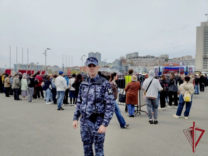 Первоклассники представили войска национальной гвардии на параде «Правнуки Победы» во Владивостоке