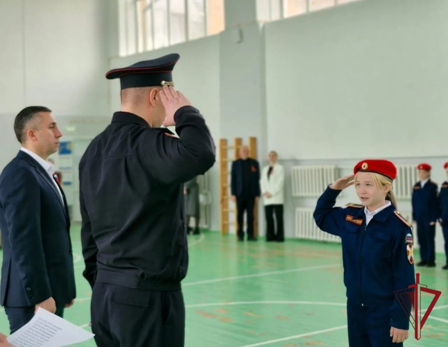 Накануне Дня Победы кадетам Росгвардии в Приморье вручили специальные удостоверения