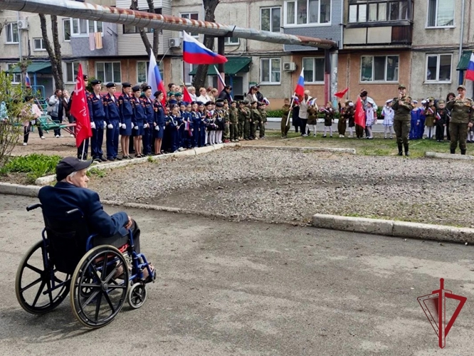 В Приморье кадеты Росгвардии поздравили ветерана с 81 годовщиной Победы в Великой Отечественной войне
