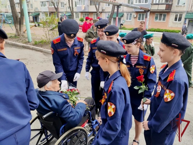 В Приморье кадеты Росгвардии поздравили ветерана с 81 годовщиной Победы в Великой Отечественной войне
