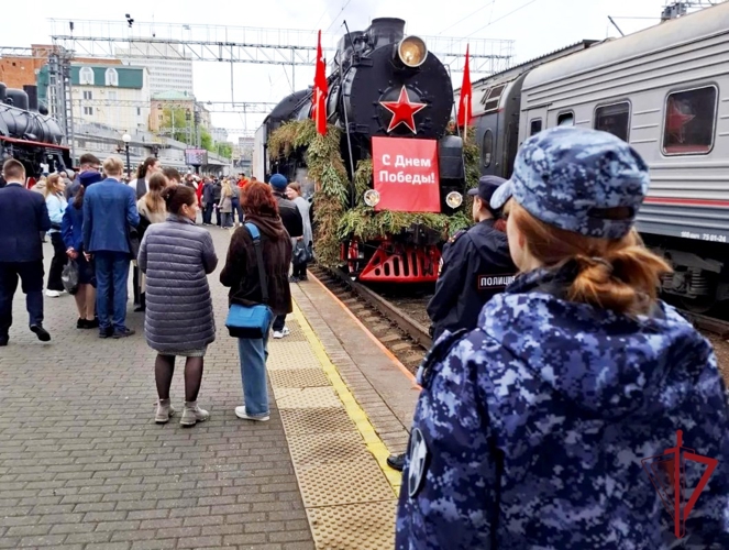 На железнодорожную станцию «Владивосток» под звуки военного оркестра Росгвардии прибыл поезд Победы