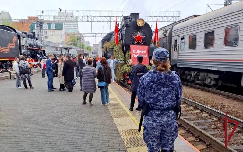На железнодорожную станцию «Владивосток» под звуки военного оркестра Росгвардии прибыл поезд Победы