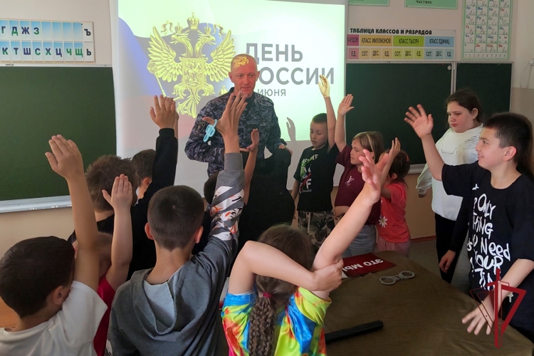 В Приморье росгвардейцы провели с подростками занятие, посвящённое Дню России