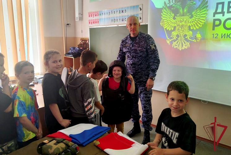 В Приморье росгвардейцы провели с подростками занятие, посвящённое Дню России