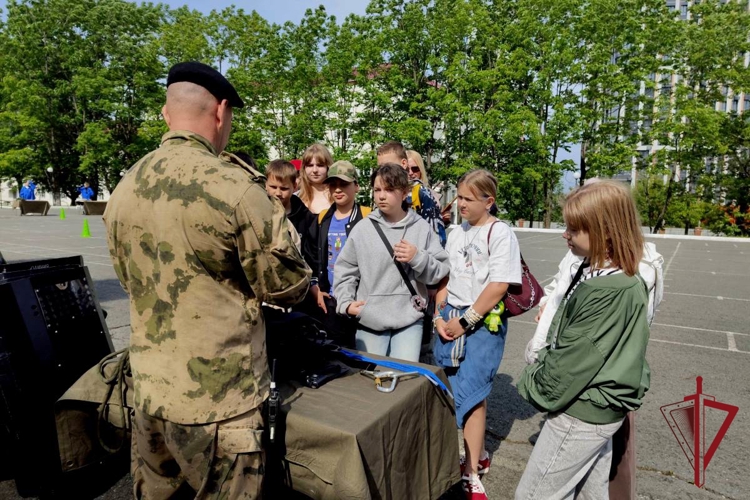 Во Владивостоке сотрудники ОМОН устроили праздник для детей