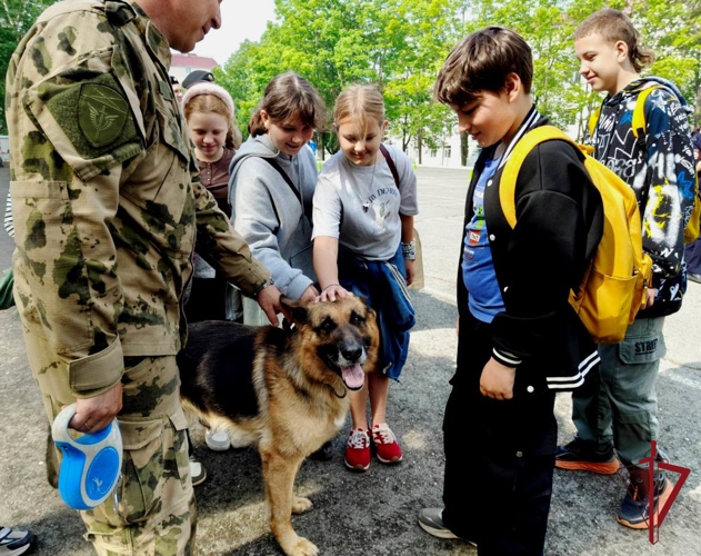 Во Владивостоке сотрудники ОМОН устроили праздник для детей