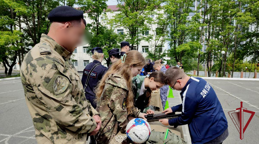 Во Владивостоке сотрудники ОМОН устроили праздник для детей