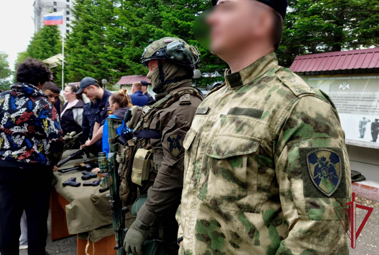 Во Владивостоке сотрудники ОМОН устроили праздник для детей