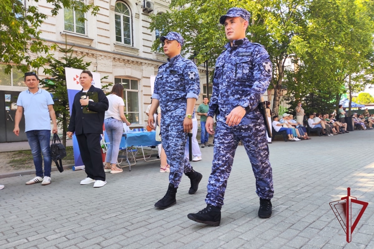 Росгвардейцы в Приморье обеспечили общественный порядок во время празднования Дня молодёжи