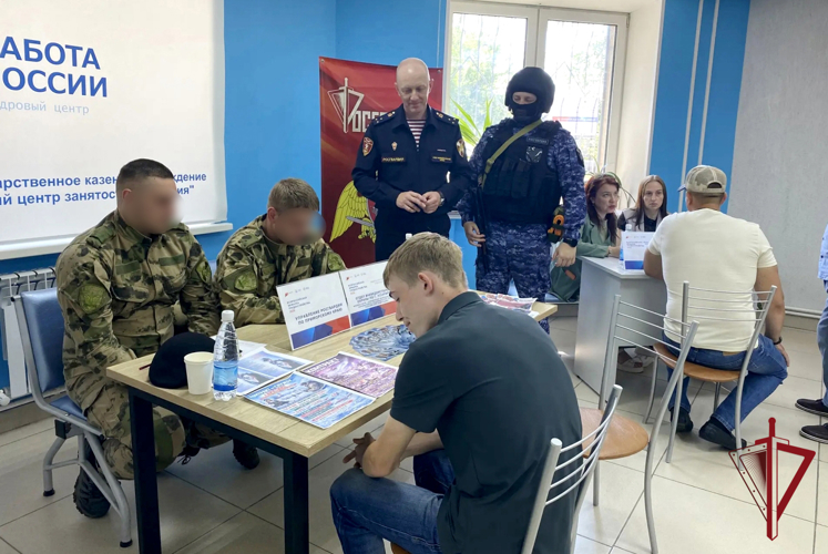 Сотрудники Росгвардии представили свои площадки на Всероссийской ярмарке трудоустройства-2026 в Приморском крае