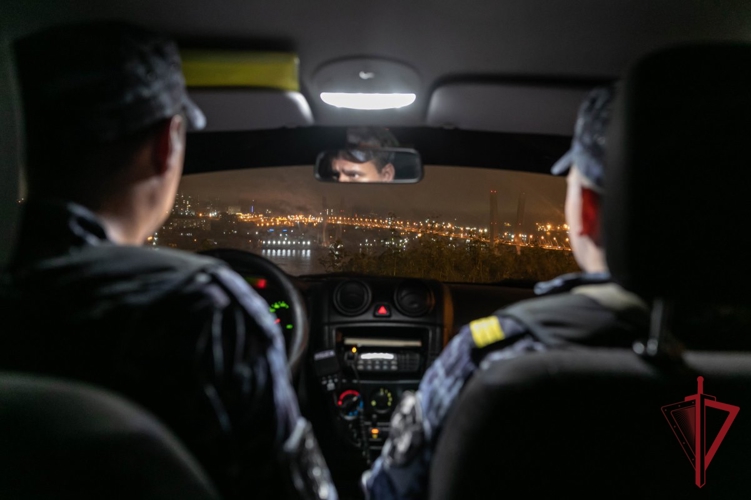 В Приморском крае сотрудники вневедомственной охраны задержали хулигана в такси