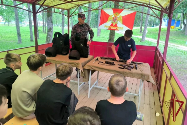 В рамках акции «Каникулы с Росгвардией» сотрудники вневедомственной охраны провели урок мужества для воспитанников детского лагеря