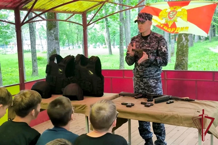 В рамках акции «Каникулы с Росгвардией» сотрудники вневедомственной охраны провели урок мужества для воспитанников детского лагеря