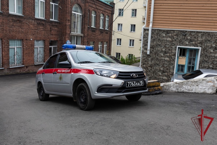 Во Владивостоке росгвардейцы задержали подозреваемого в незаконном обороте наркотиков