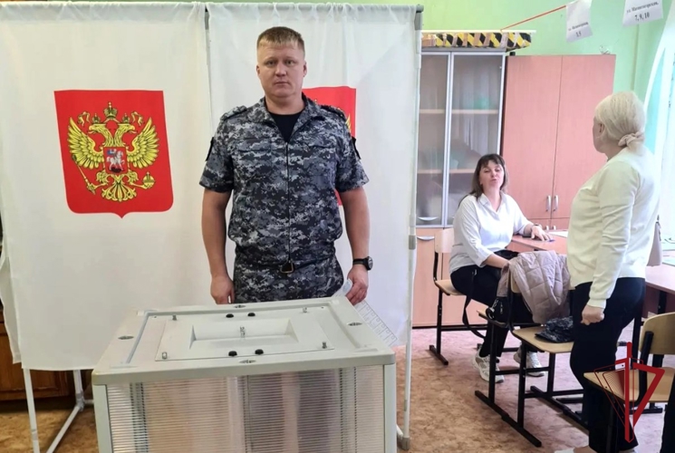 В Приморье росгвардейцы принимают участие в голосовании