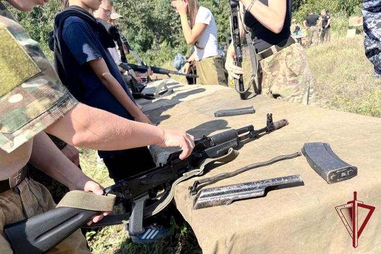 Сотрудники вневедомственной охраны во Владивостоке стали инструкторами в патриотической игре «День на передовой»  
