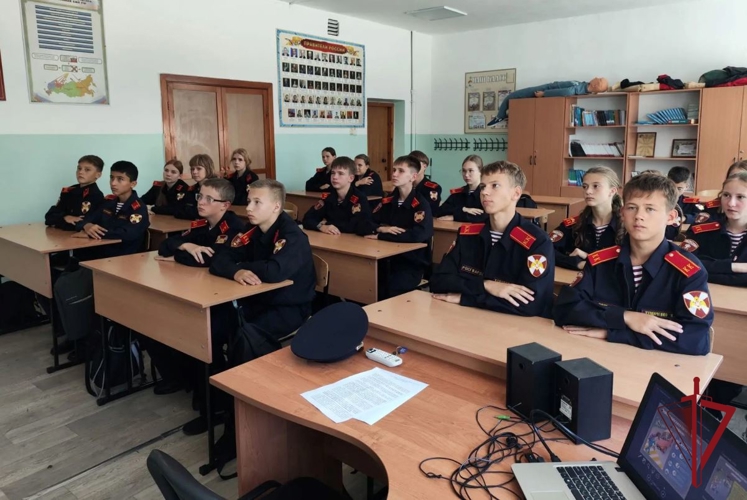 В Уссурийске для кадет класса Росгвардии наставники провели урок на тему безопасности на дороге
