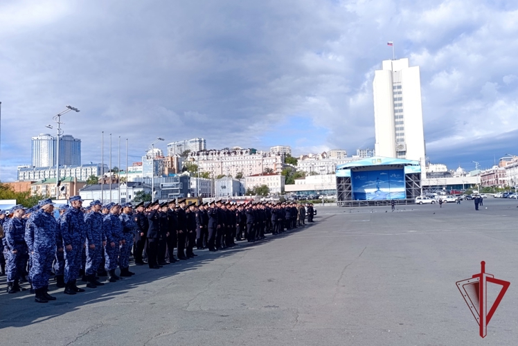 Во Владивостоке росгвардейцы приняли участие в общегородском гарнизонном разводе