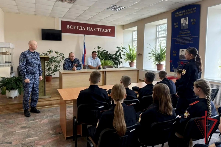 Урок мужества для кадет: росгвардейцы рассказали о русском героизме от Куликовской битвы до наших дней
