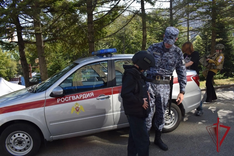 Во Владивостоке при участии сотрудников Росгвардии состоялся героико-патриотический фестиваль профессий «На страже мира и порядка»  