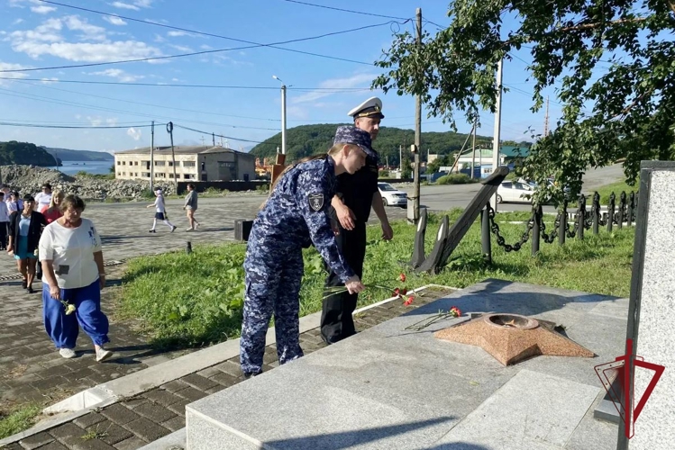 Росгвардейцы в Приморье вместе с кадетами почтили память павших в годы Второй мировой войны