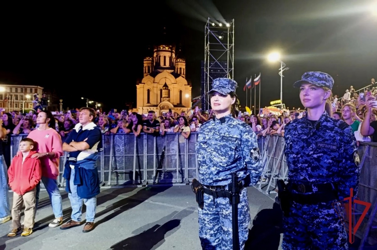 Сотрудники Росгвардии во Владивостоке обеспечили безопасность на концерте в рамках ВЭФ-2026  