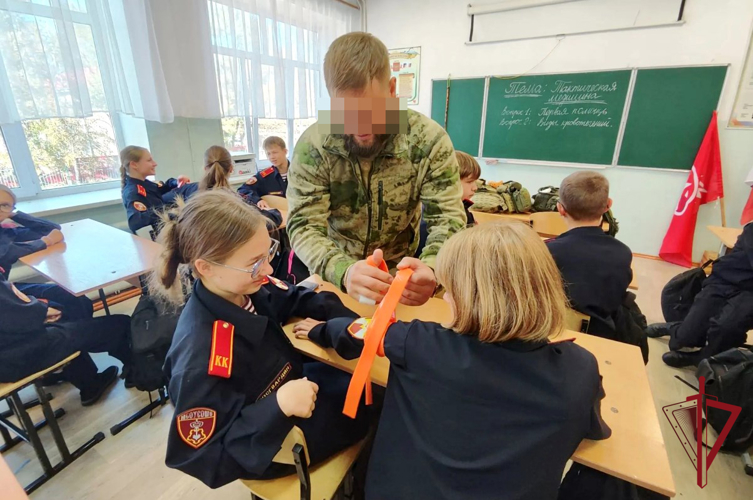 В Приморье кадеты Росгвардии освоили азы тактической медицины 