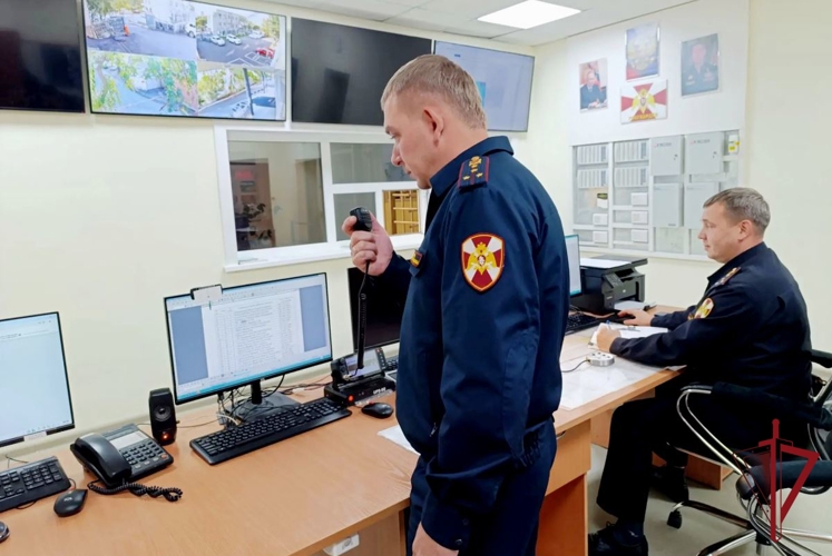 В Приморье стартовал фото-челлендж «Связь поколений», посвященный Дню образования вневедомственной охраны