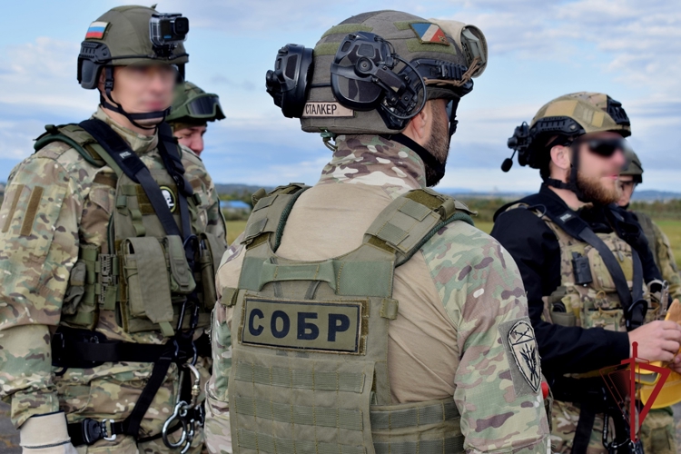 В Приморье бойцы СОБР провели тренировку по беспарашютному десантированию  