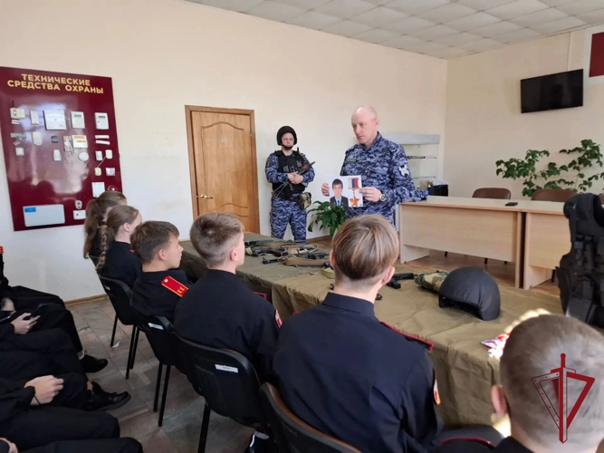 В Приморье прошла акция «Знакомство с профессией»: кадеты общеобразовательной школы №6 из Уссурийска узнали о работе группы задержания