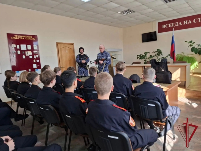 В Приморье прошла акция «Знакомство с профессией»: кадеты общеобразовательной школы №6 из Уссурийска узнали о работе группы задержания