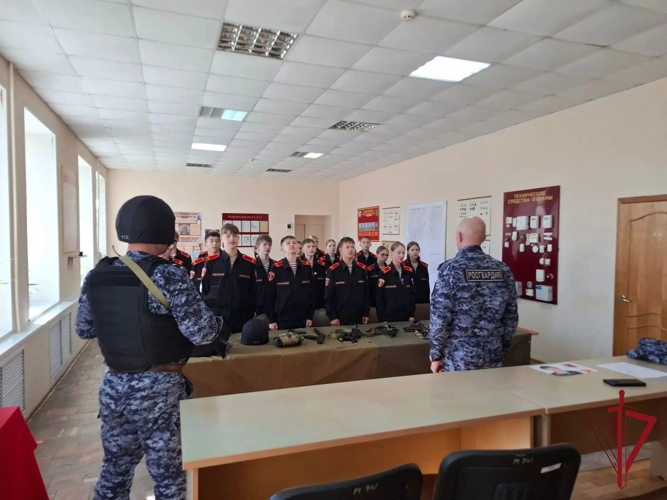 В Приморье прошла акция «Знакомство с профессией»: кадеты общеобразовательной школы №6 из Уссурийска узнали о работе группы задержания