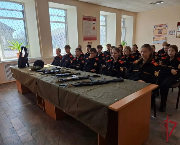 В Приморье прошла акция «Знакомство с профессией»: кадеты общеобразовательной школы №6 из Уссурийска узнали о работе группы задержания