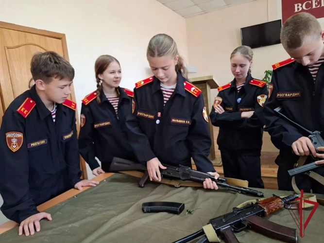 В Приморье прошла акция «Знакомство с профессией»: кадеты общеобразовательной школы №6 из Уссурийска узнали о работе группы задержания