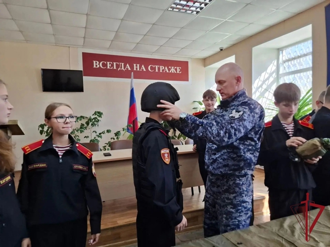 В Приморье прошла акция «Знакомство с профессией»: кадеты общеобразовательной школы №6 из Уссурийска узнали о работе группы задержания