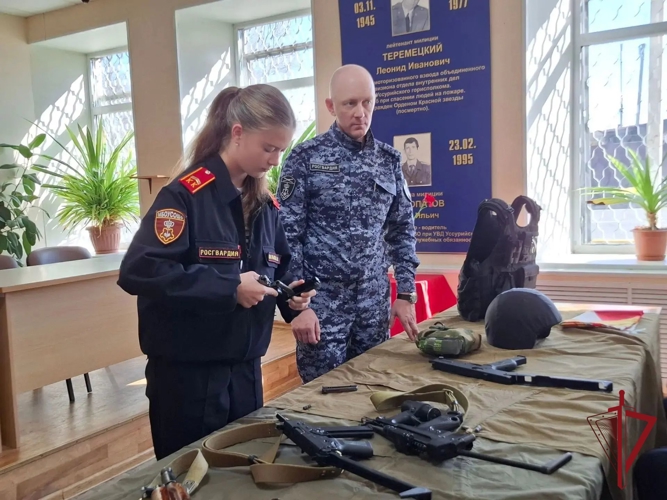 В Приморье прошла акция «Знакомство с профессией»: кадеты общеобразовательной школы №6 из Уссурийска узнали о работе группы задержания